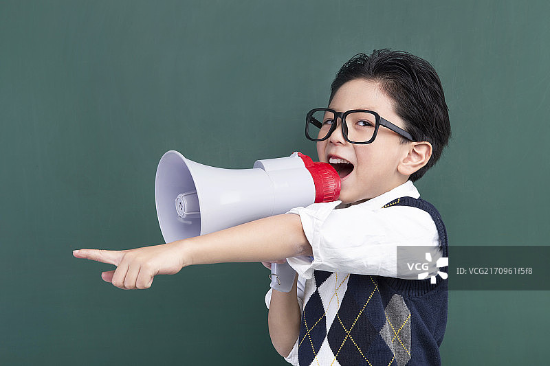 站在黑板前的小学生图片素材