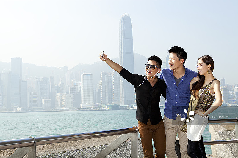 年轻朋友在香港用手机自拍图片素材