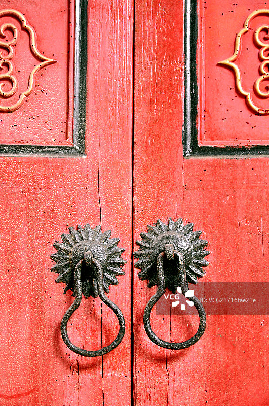 古老的木门和铁质门环图片素材