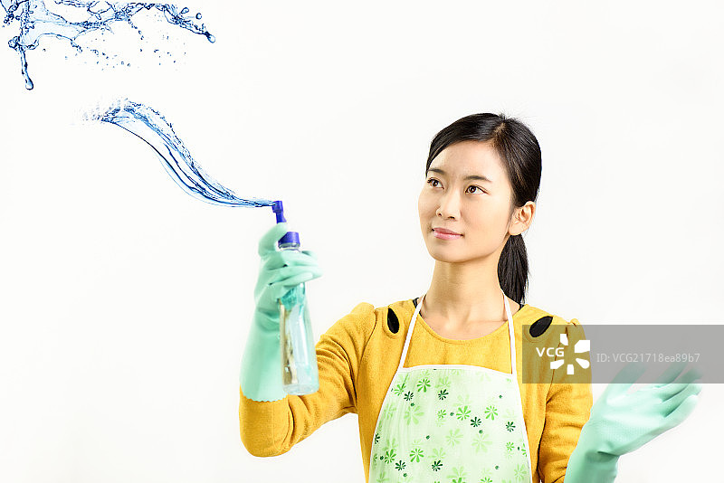 年轻居家女性和清洁用品图片素材