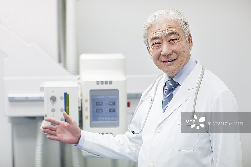 医生与核磁共振扫描仪图片素材