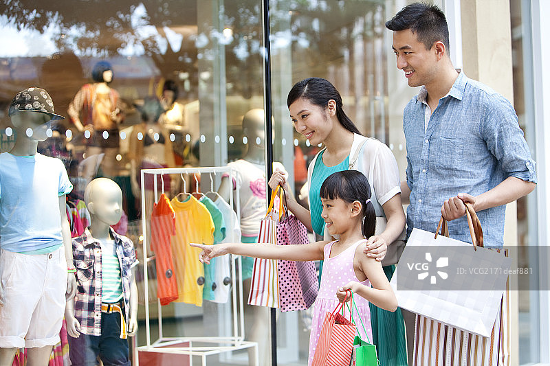 一家人在商场购物图片素材
