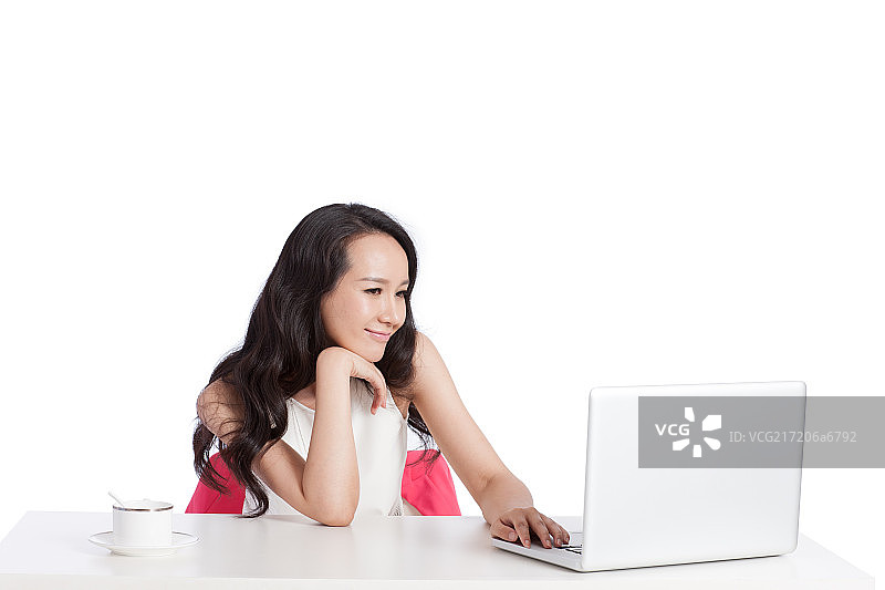 青年女白领使用笔记本电脑图片素材