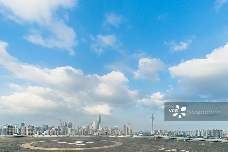 摩天大楼楼顶停机坪图片素材