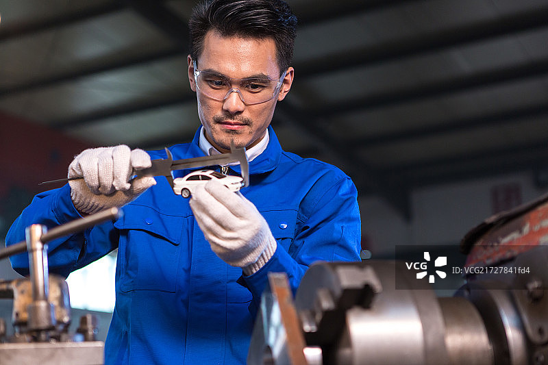 车间工人在工作图片素材