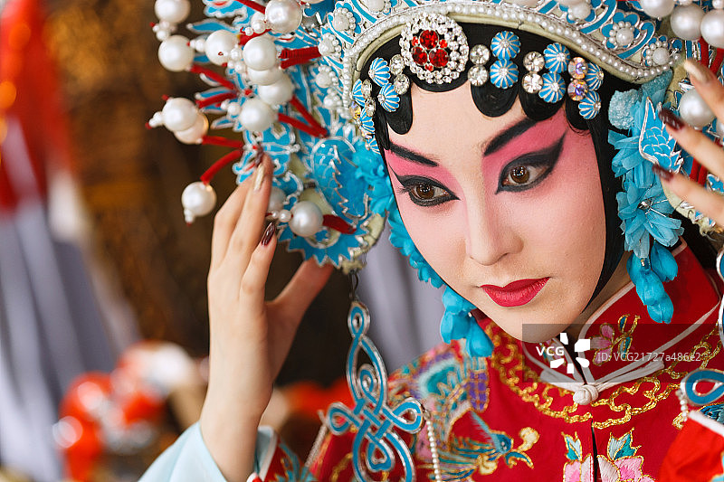 女京剧表演者在整理头饰图片素材