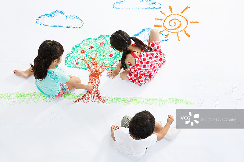 幼儿园的小朋友在作画图片素材