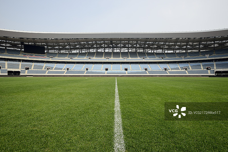 足球场中场分界线和观众看台图片素材