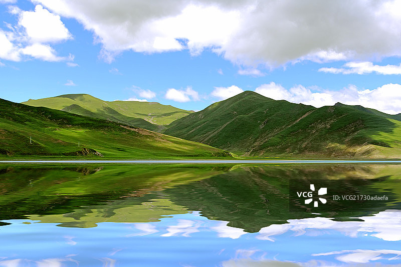 绿地山河流图片素材