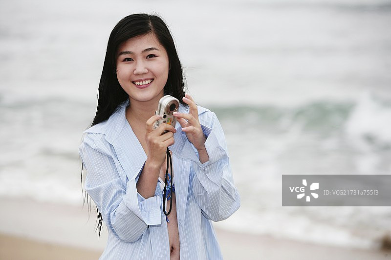 沙滩上的东方美女图片素材