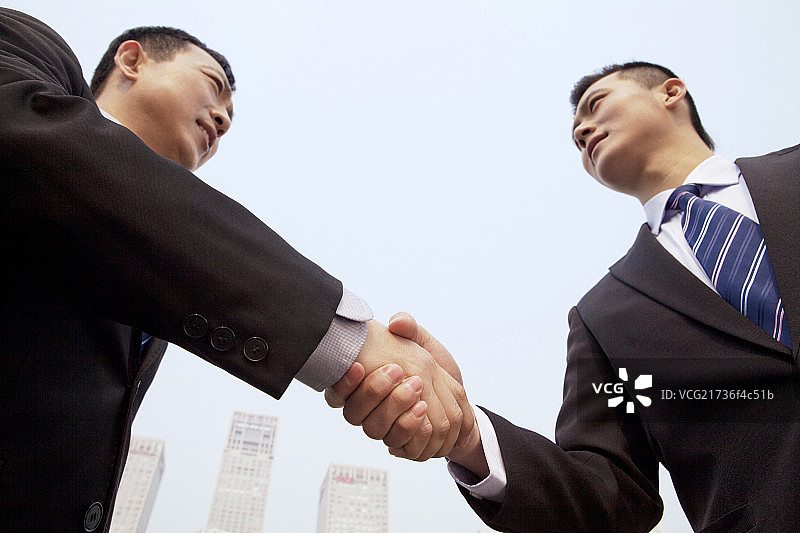 商务人士在户外握手图片素材