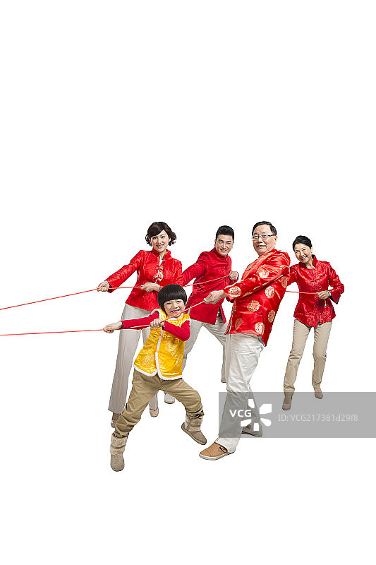 棚拍节日气氛中欢乐的唐装一家人做游戏图片素材