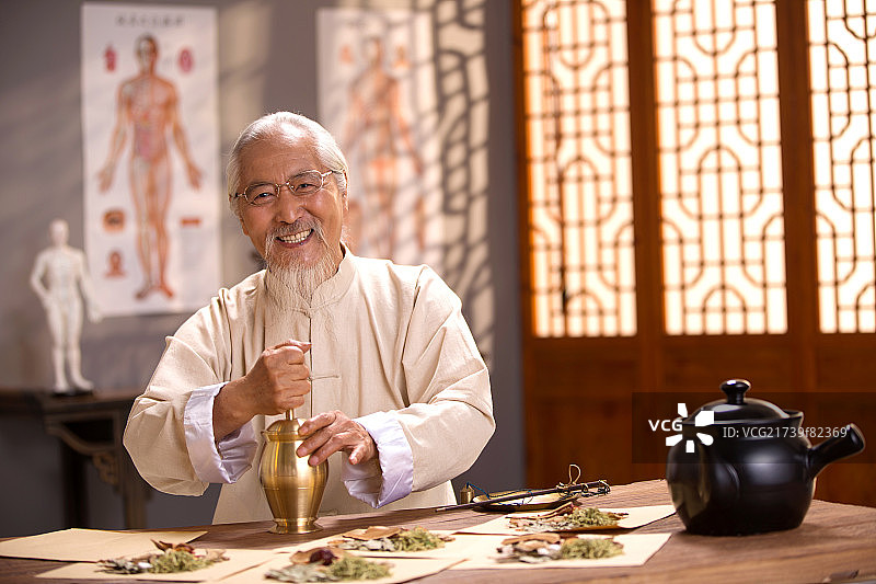 老中医研磨中草药图片素材