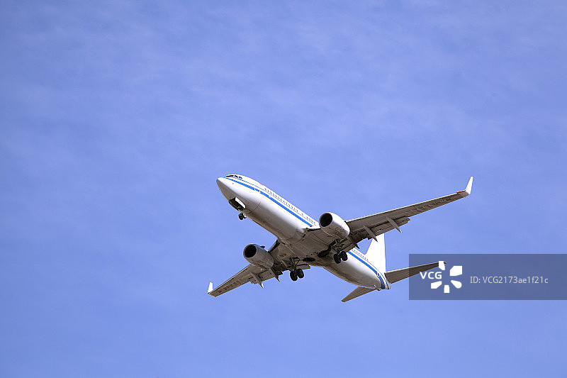正在起飞中的一架飞机图片素材