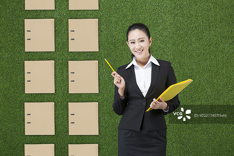 草地商务女性和文件夹图片素材