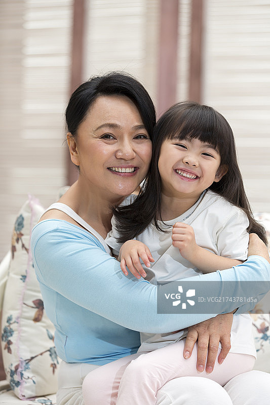 快乐的祖孙拥抱在一起图片素材