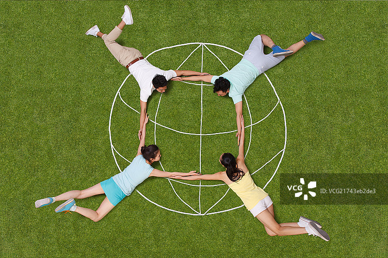 青年男女手牵手躺在草地上图片素材