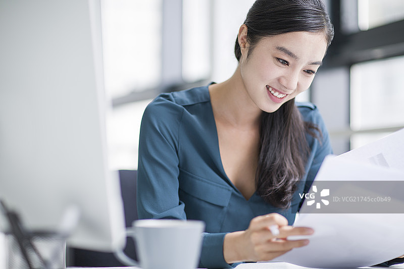 年轻商务女士在办公室工作图片素材