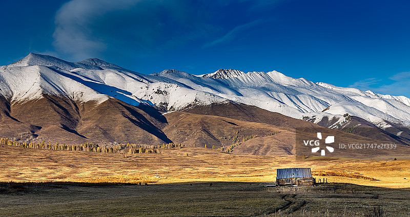山下的小屋图片素材