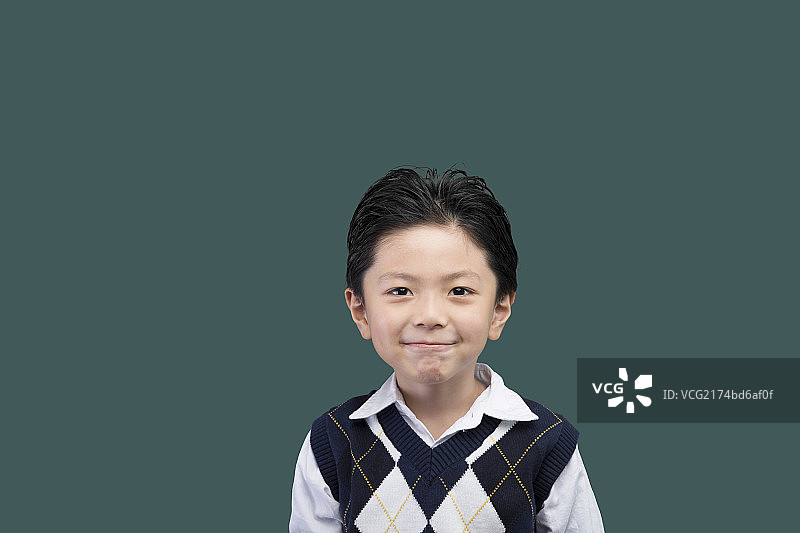 站在黑板前的小学生图片素材