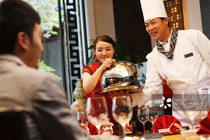 酒店厨师为顾客服务图片素材