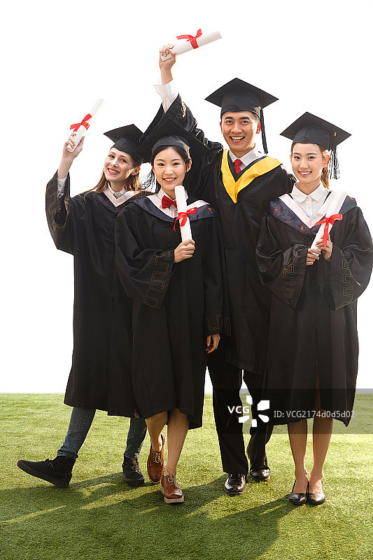 大学生穿着学士服庆祝毕业图片素材