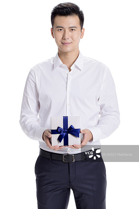 青年男人拿着礼盒图片素材