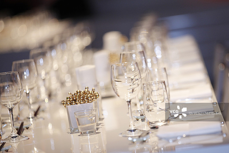 餐桌上的玻璃杯图片素材