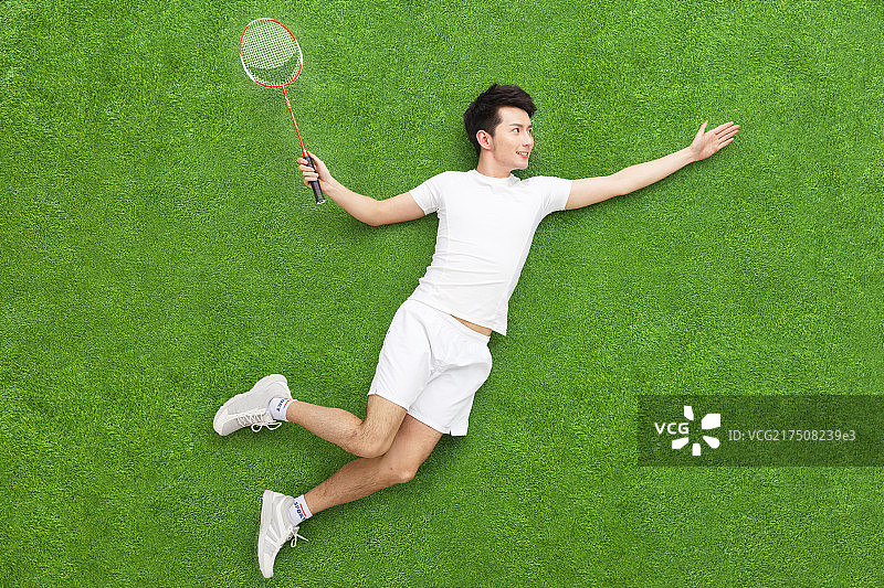 时尚的青年男人打羽毛球图片素材