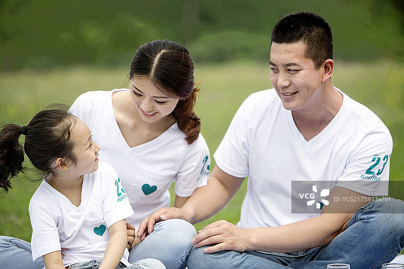 坐在地上的一家三口图片素材