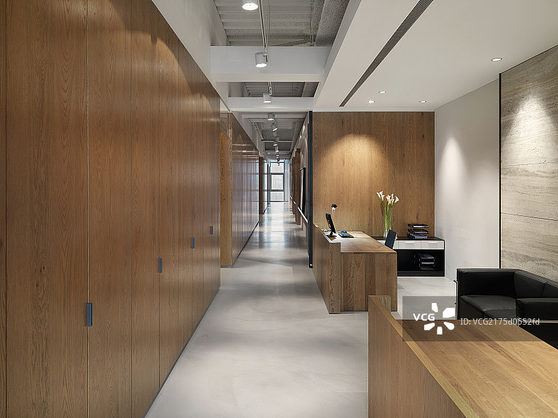 Empty hallway by reception area in office图片素材