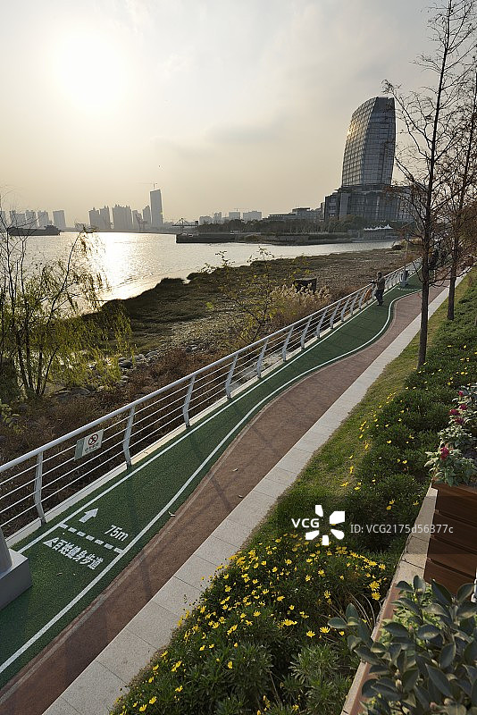 江边的健身跑道图片素材