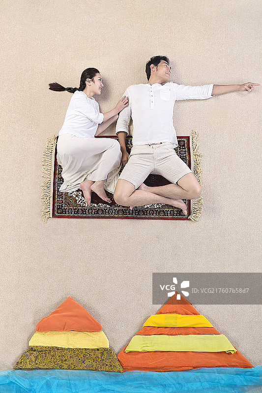 坐在魔毯上的情侣图片素材