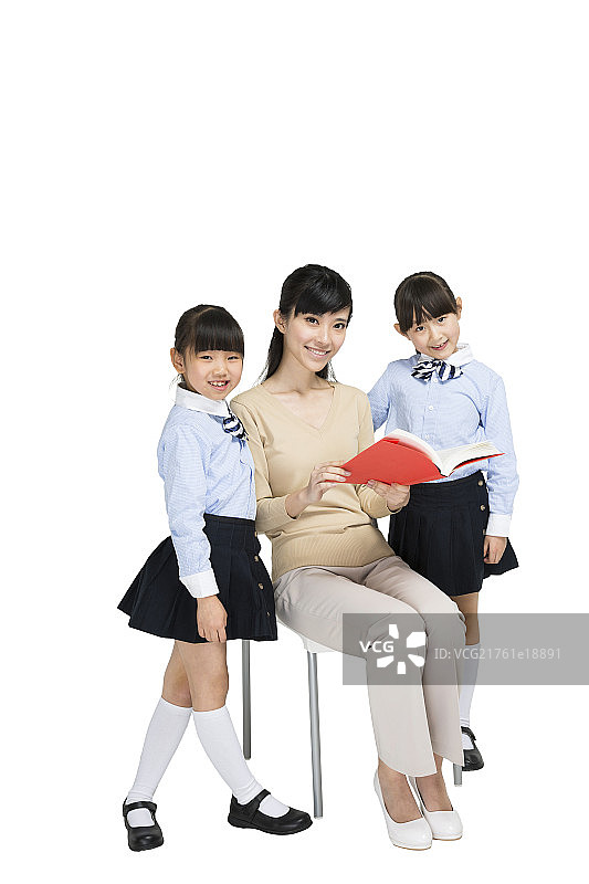 女教师和小朋友一起读书图片素材