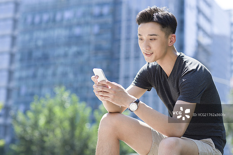 年轻男子使用手机图片素材