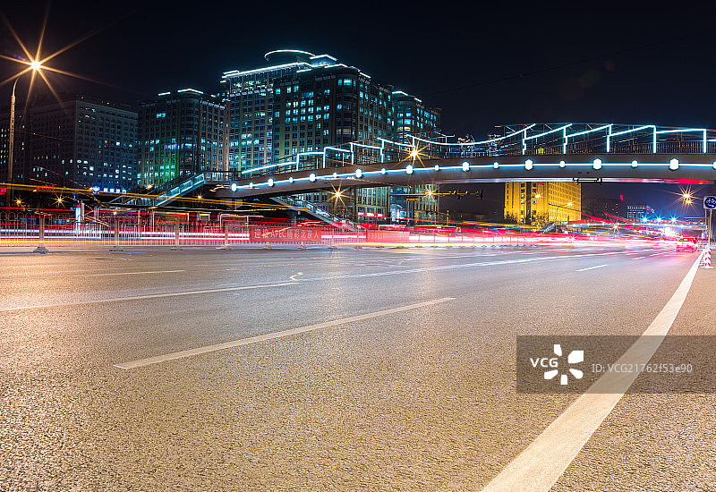 北京东单与长安街十字路口道路交通夜晚拍摄图片素材