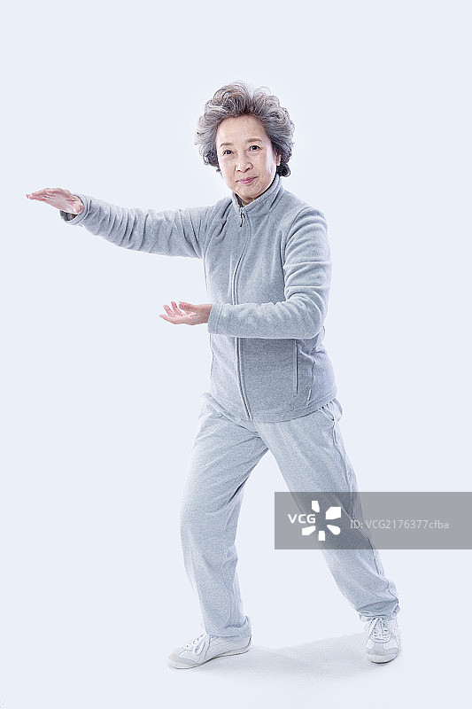 正在练太极的老人图片素材