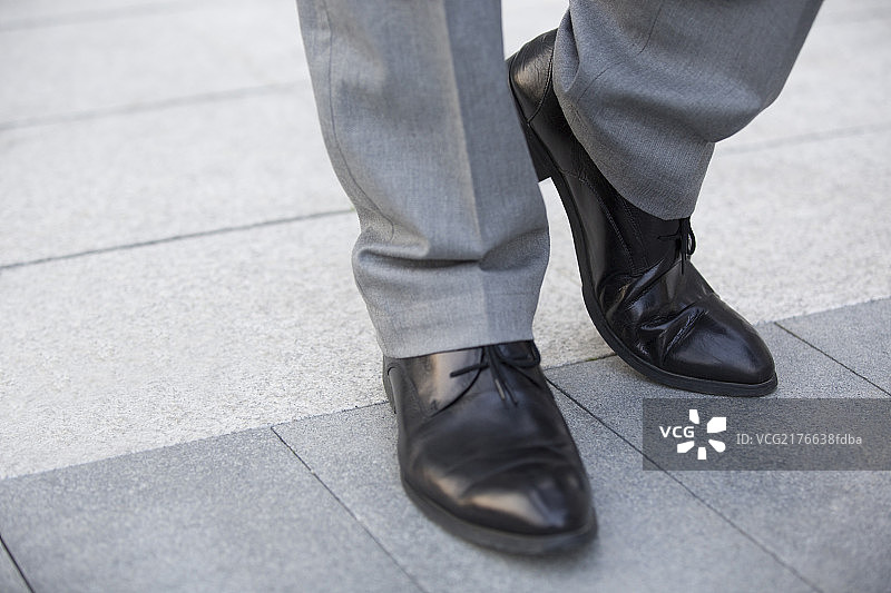 商务男士的双脚图片素材