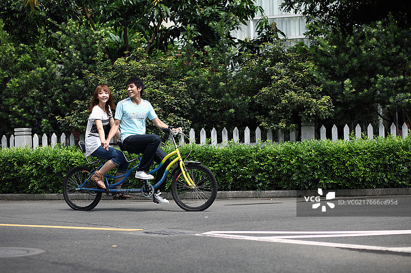 骑双人自行车图片素材