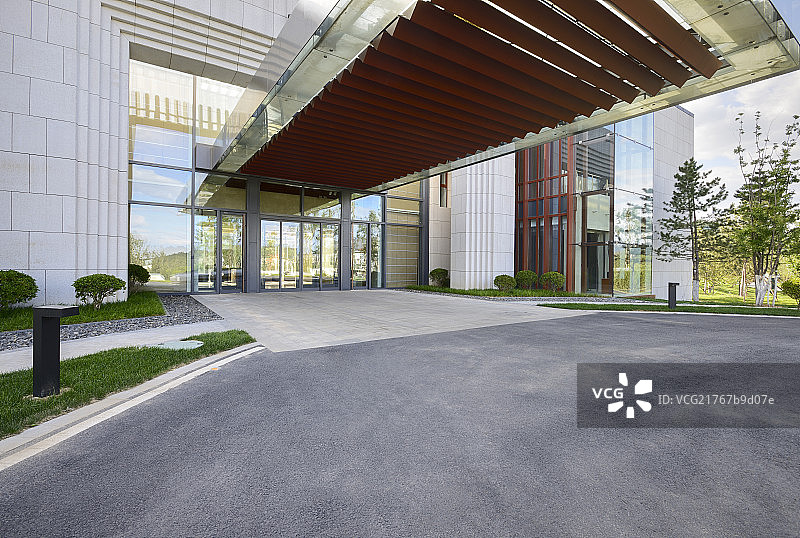 北京CBD现代写字楼门前广场停车场图片素材