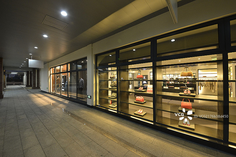 现代购物广场夜景图片素材