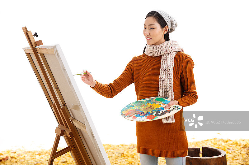 青年女人户外画画图片素材