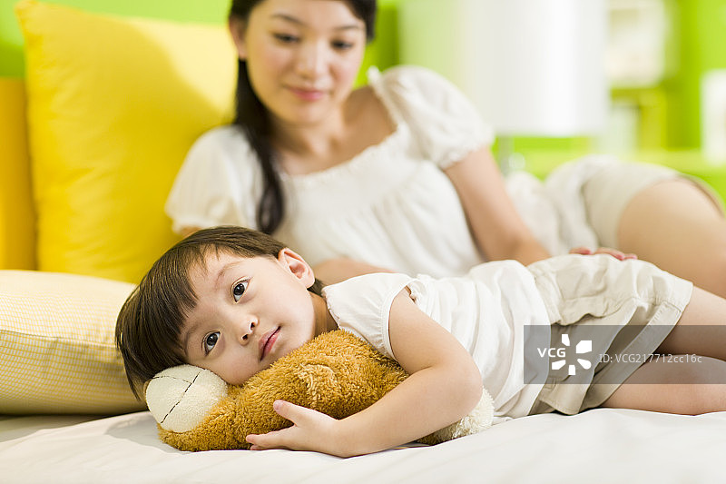 母女俩躺床上休息图片素材