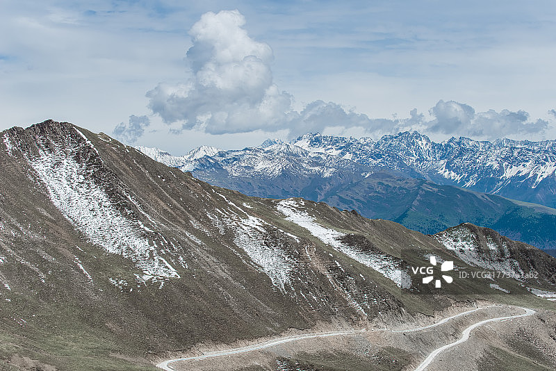 世界屋脊上的盘山路图片素材