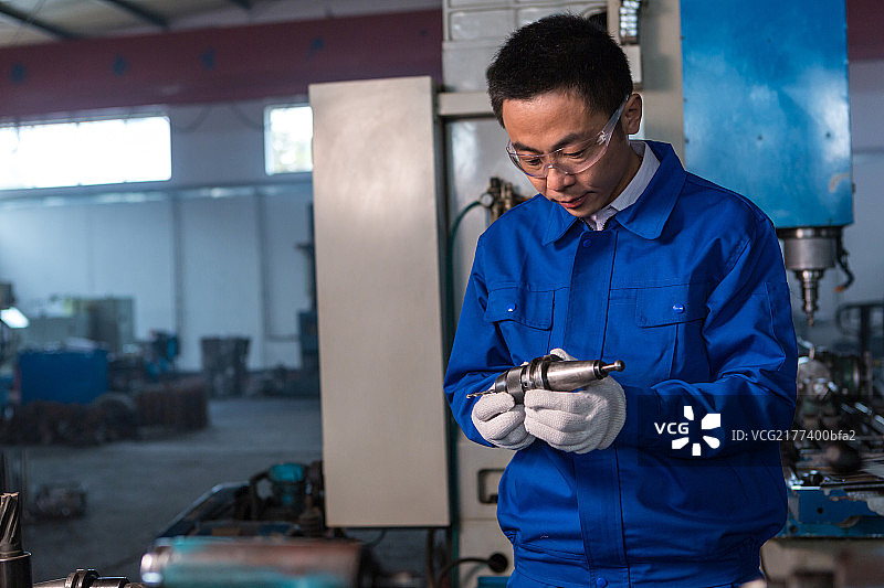 车间工人在工作图片素材