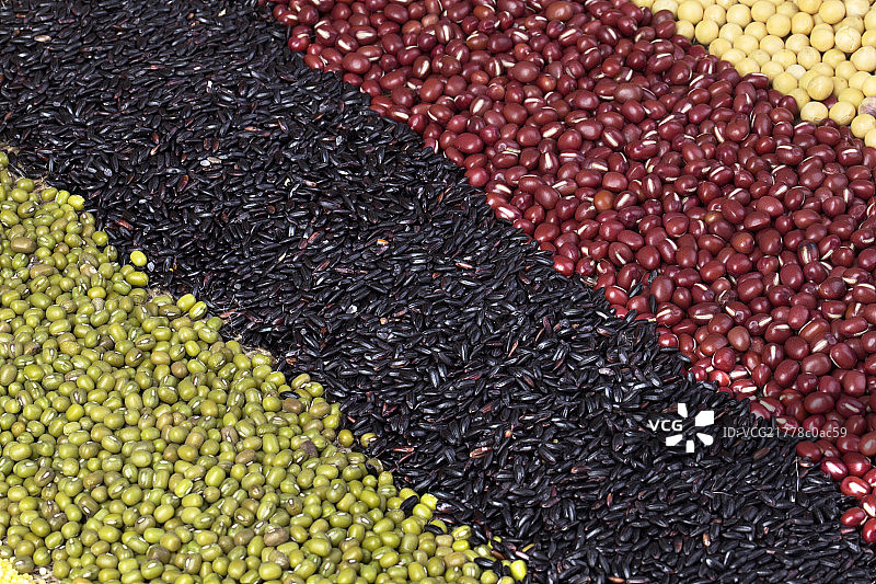 放在桌子上的五谷杂粮图片素材