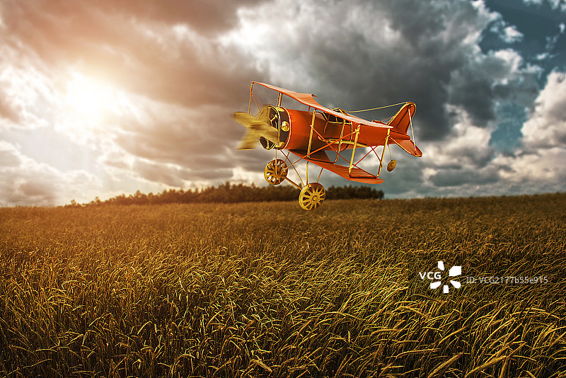 田园上空的小飞机图片素材