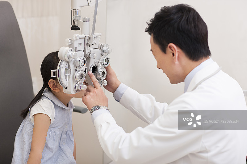小女孩检查视力图片素材
