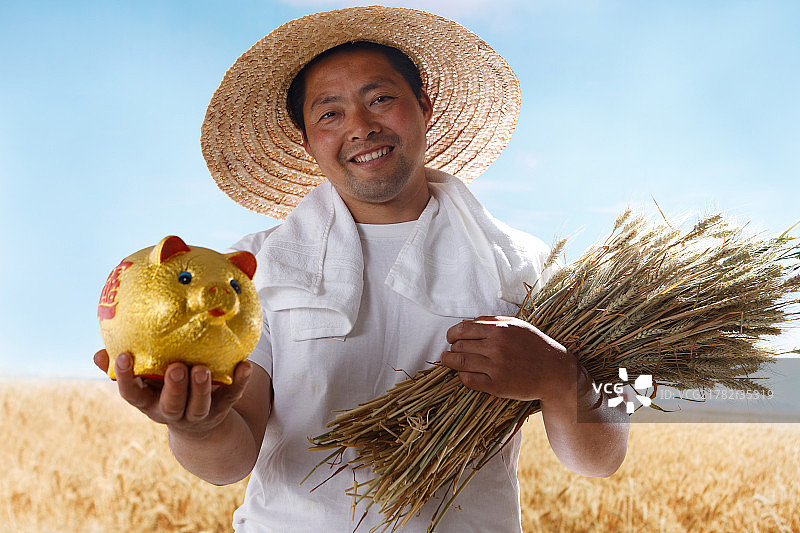一个农民手拿存钱罐图片素材