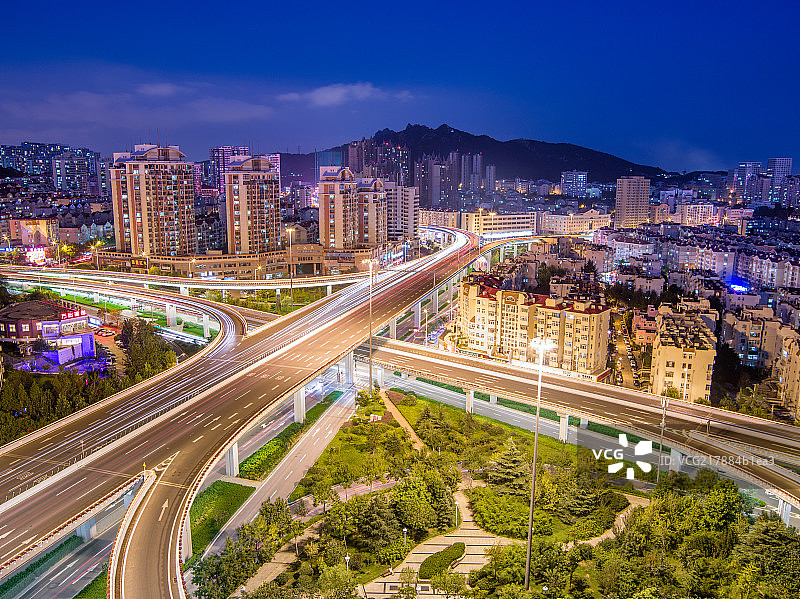 青岛城市车流夜景图片素材